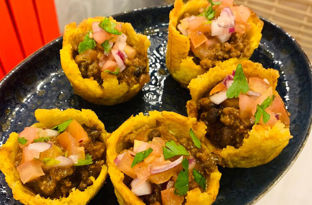 Patacón relleno de chile con carne