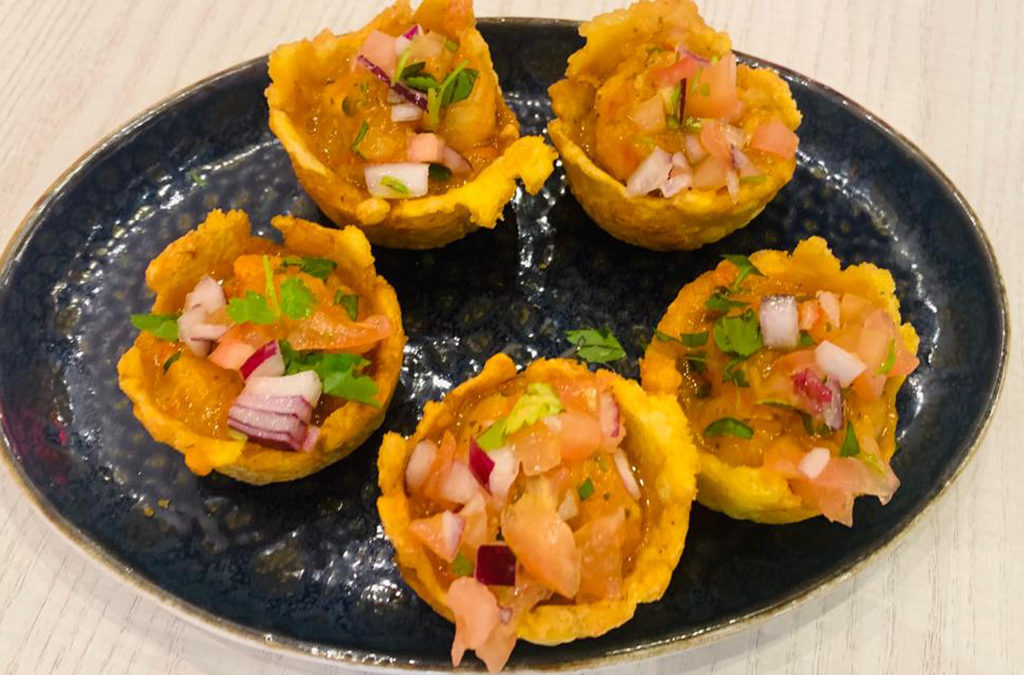 Patacones rellenos de enchilada de camarones