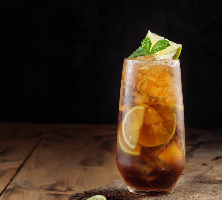 4 cocteles del caribe y sus ingredientes